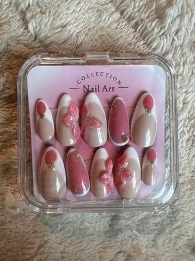 Collection Nail Art Pink & Cream Press-On Nails with 3D Butterfly Accents
